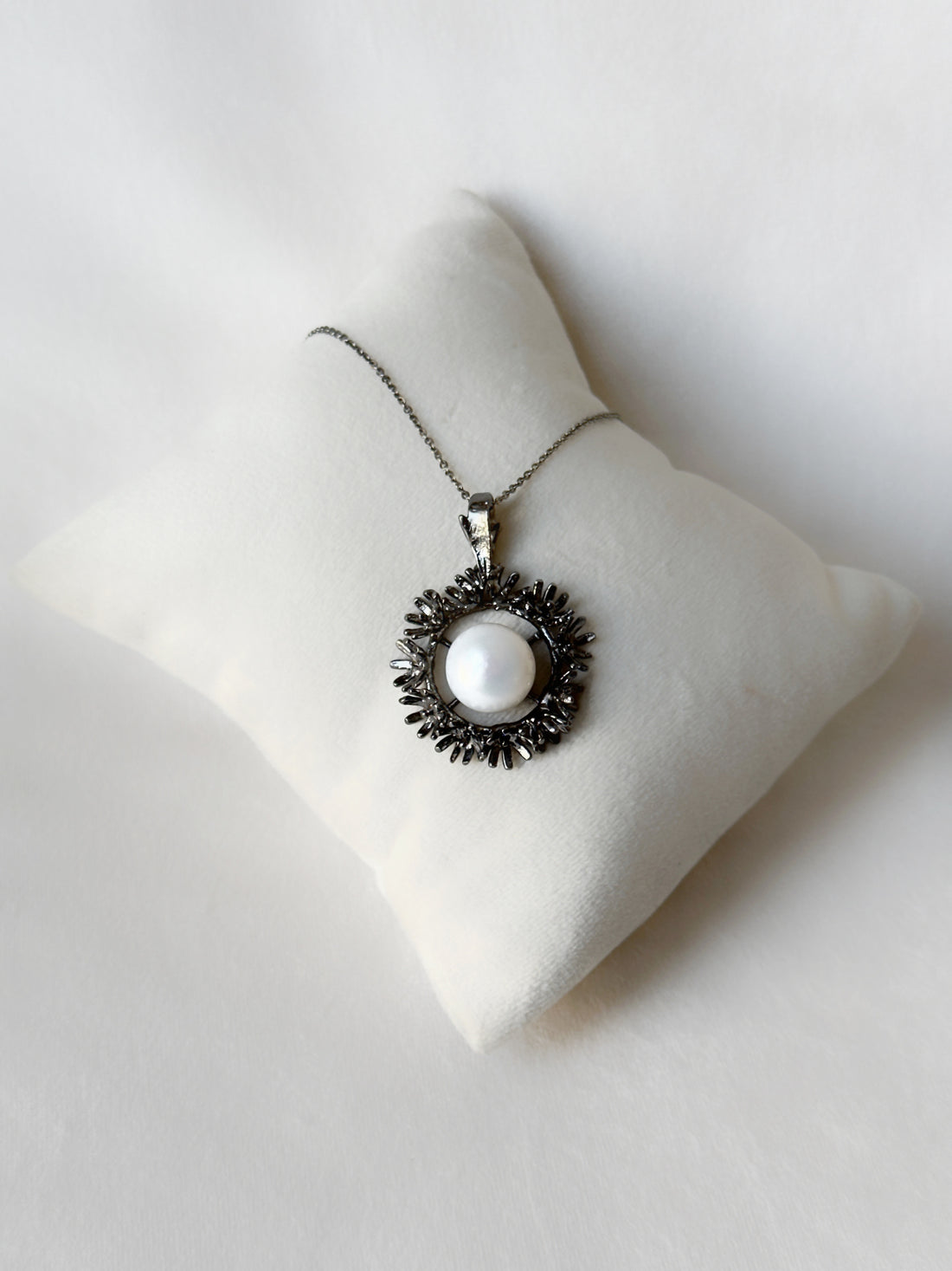 Blooming Wreath Pendant - Black1