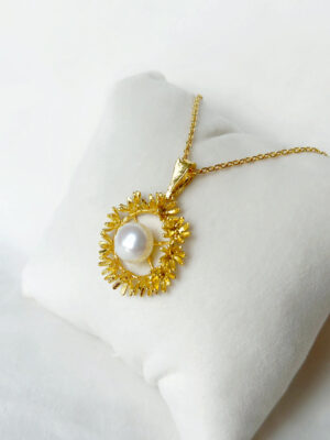 Blooming Wreath Pendant – Gold