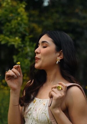 Flowerburst Pearl Drop Studs Snowy White-01