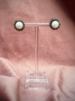 Pearl cup studs Black -02