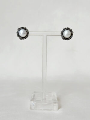 Pearl cup studs Black