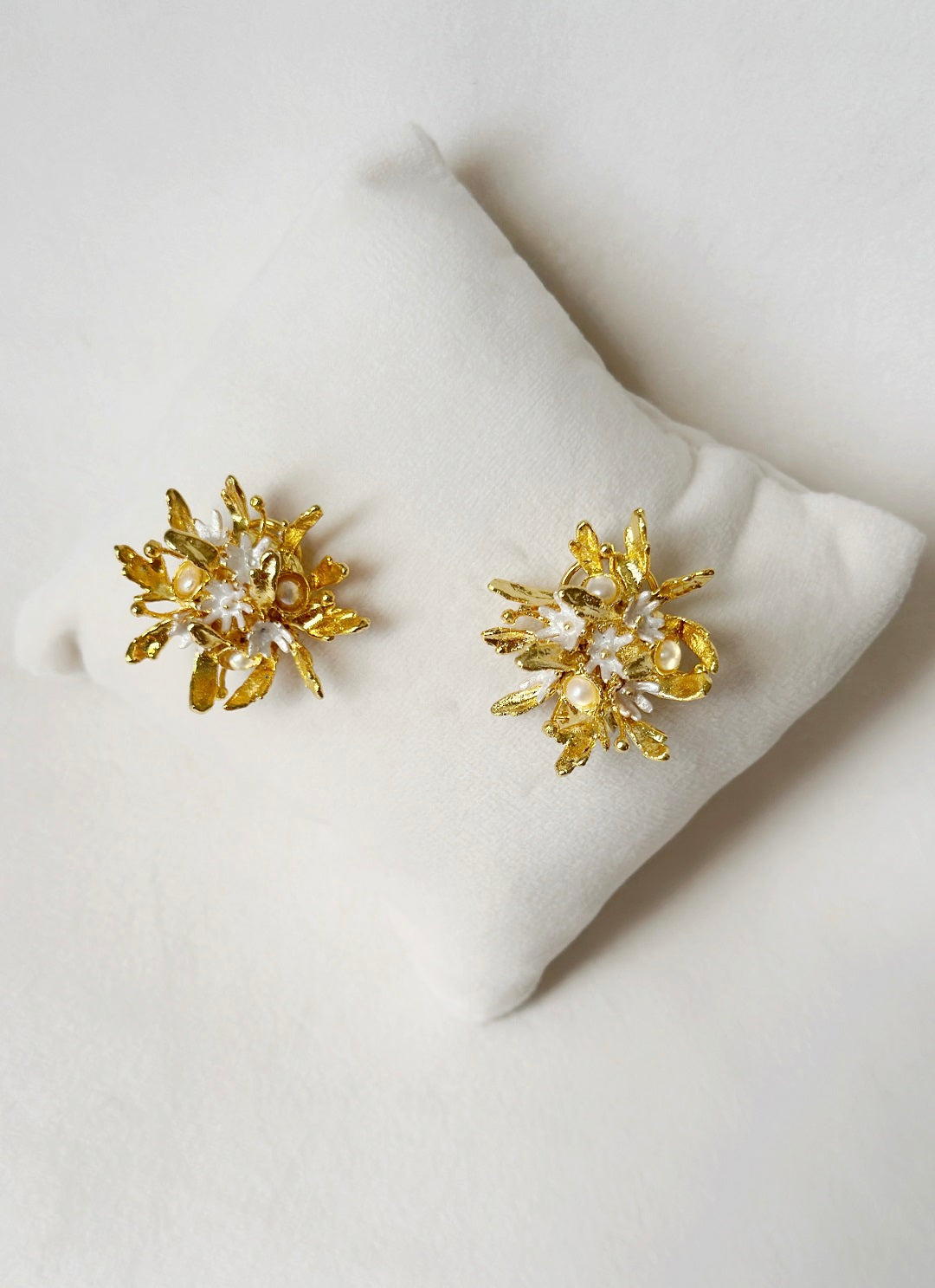Wild Flower Bouquet Studs Snowy White3